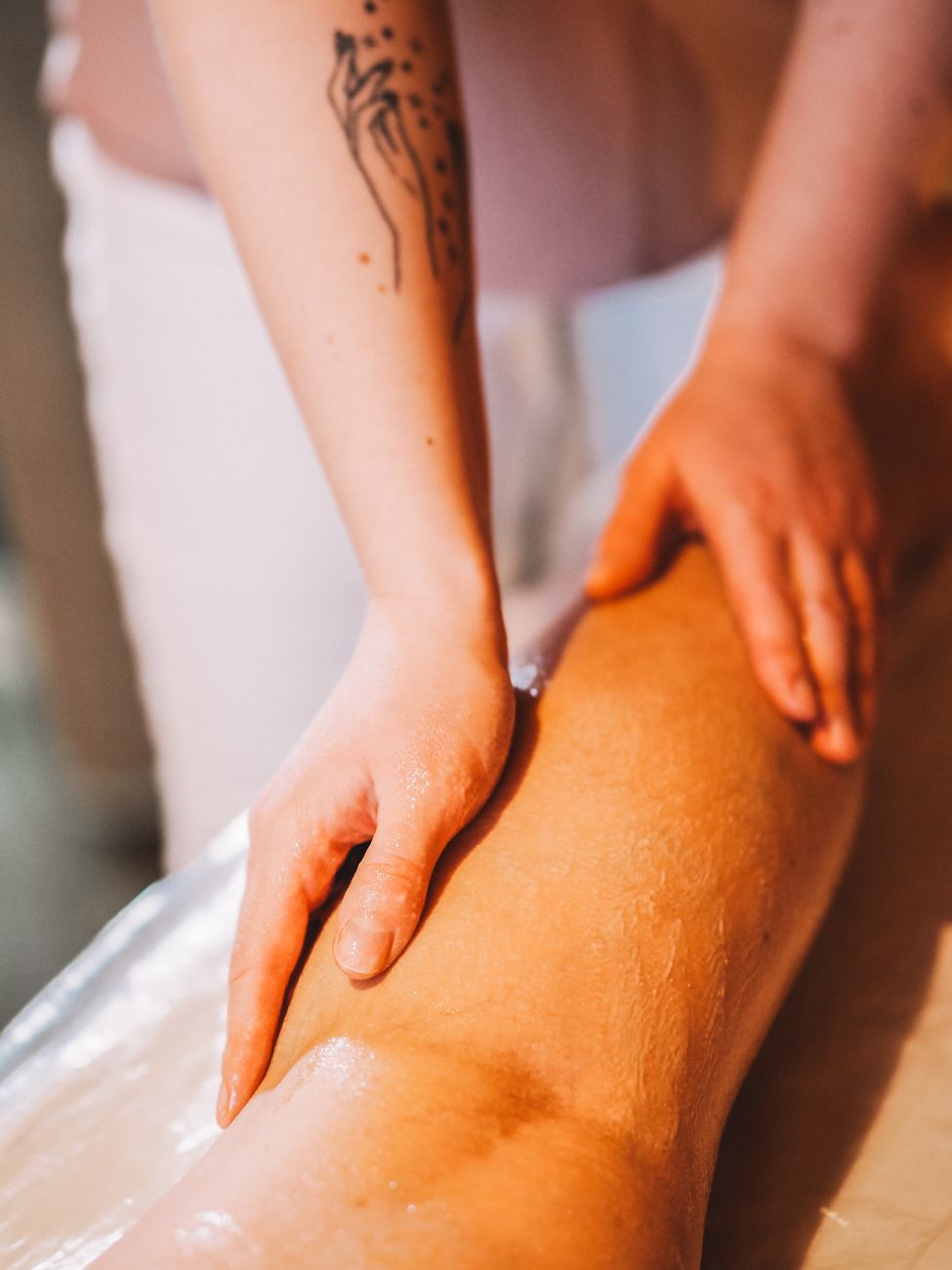 Nahaufnahme einer entspannenden Beinmassage nach dem Sport