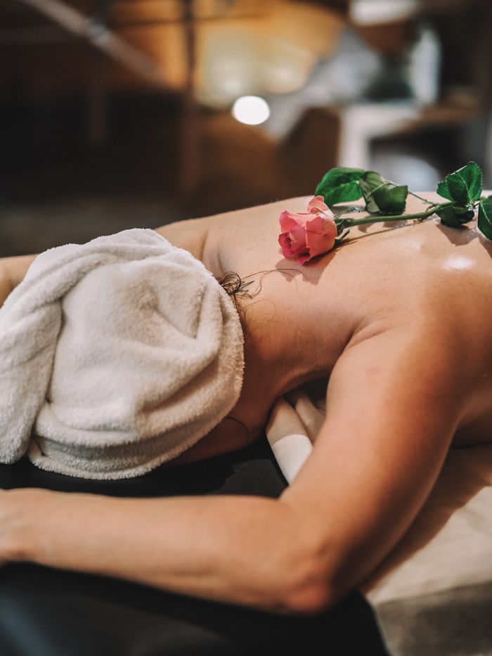 Relaxační masáž s růží — atmosféra salonu