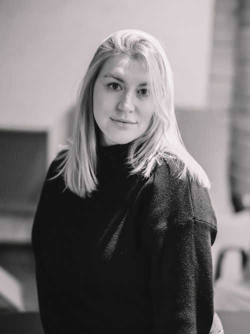 Free Elegant black and white portrait of a blonde woman wearing a sweater, showcasing fashion style and expression. Stock Photo