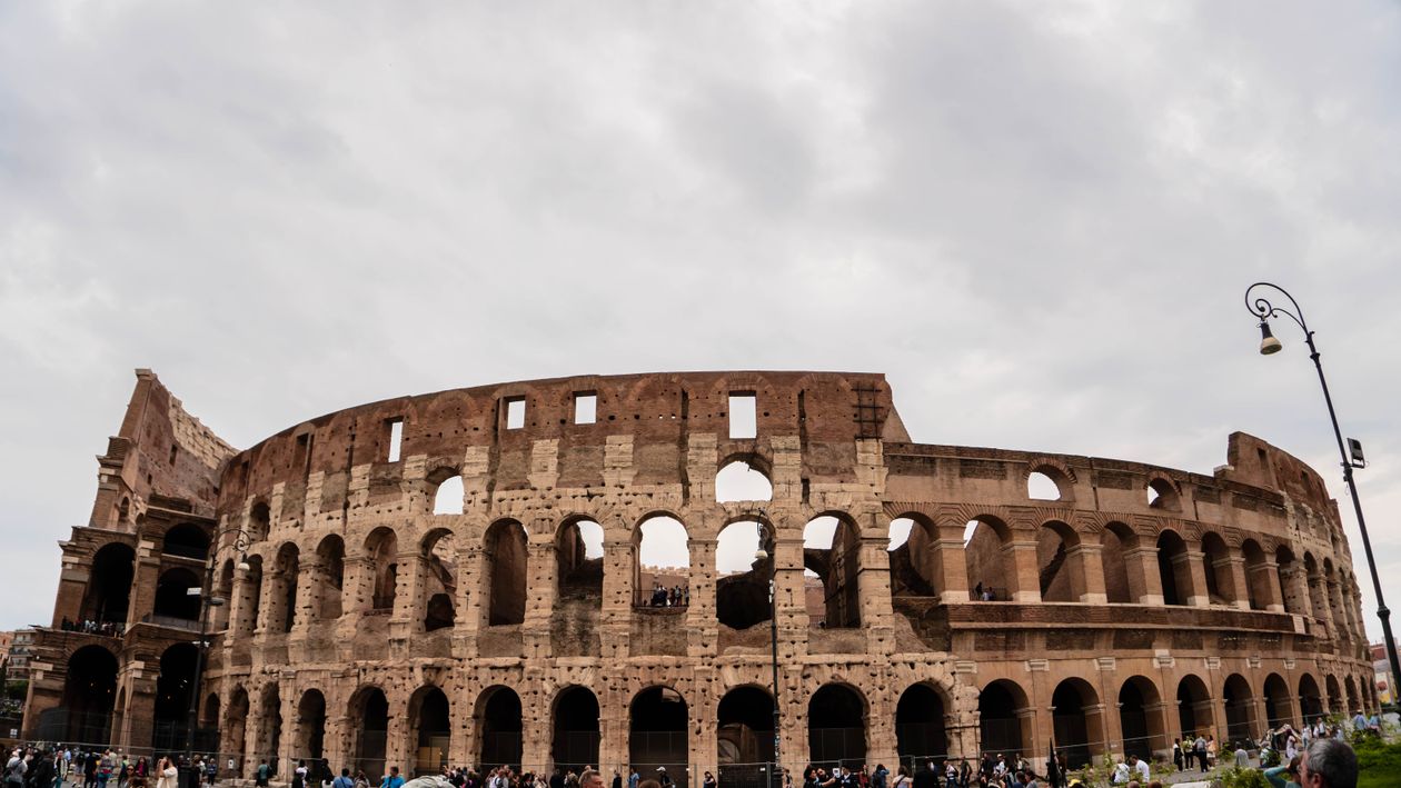 Colessum Building Colosseum Building in Rome · Free Stock Photo