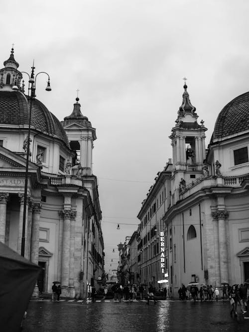Foto profissional grátis de católico, chuva, cidade