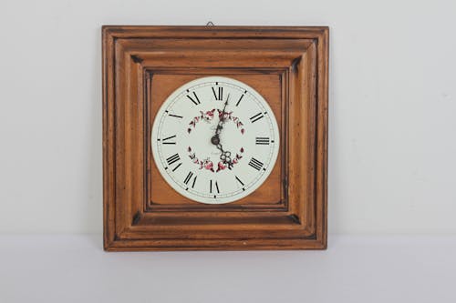 horloge ancien en bois