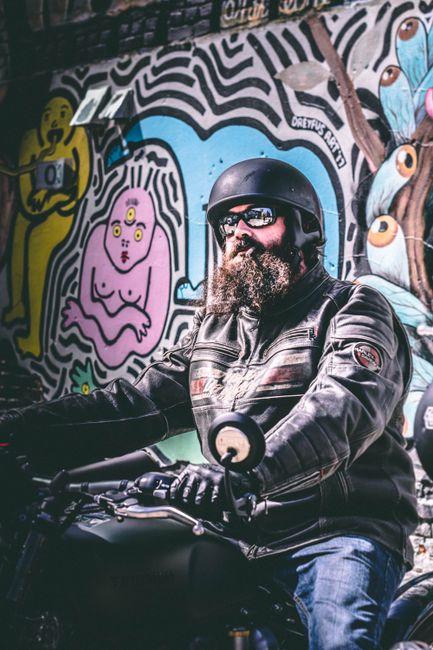 Jaket Kulit: Ekspresi Keberanian dan Maskulinitas Jaket Kulit: Ekspresi Keberanian dan Maskulinitas