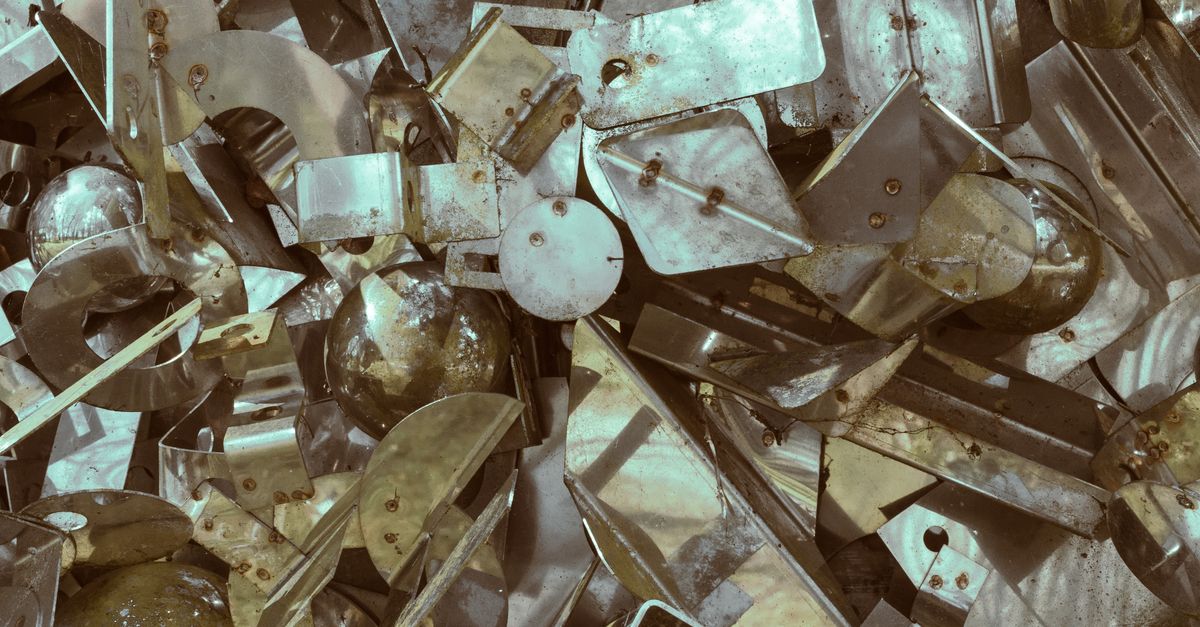 A pile of metal objects in a pile · Free Stock Photo