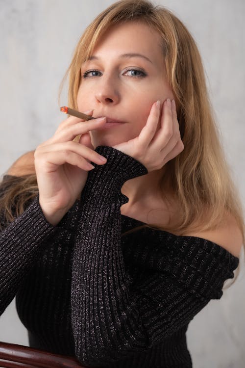 Kostnadsfri bild av blond, cigarett, kvinna