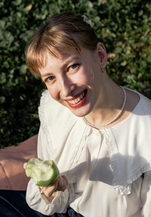 Fotos de stock gratuitas de blusa blanca, feliz, Fruta