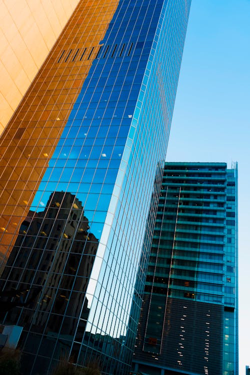 무료 파란색과 노란색 고층 빌딩 스톡 사진