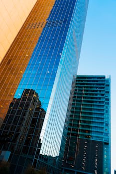 低角度拍摄城市环境中反光的现代摩天大楼