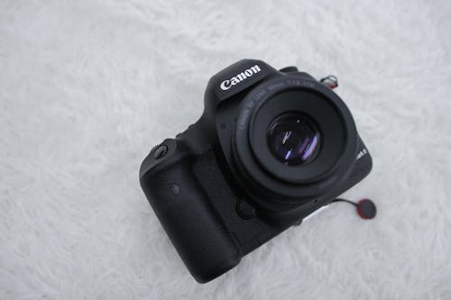 Fotocamera Canon Dslr Nera Su Superficie Grigia