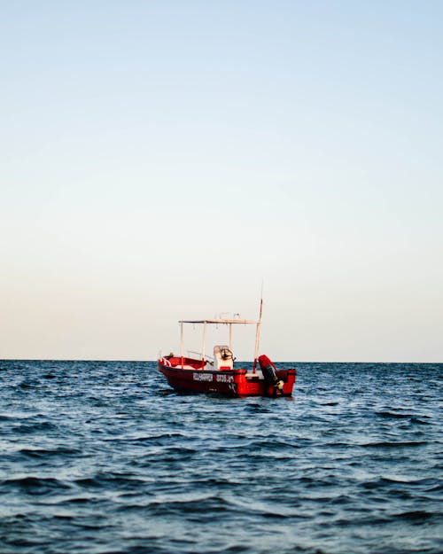 Barco Rojo Y Blanco En Cuerpo De Agua