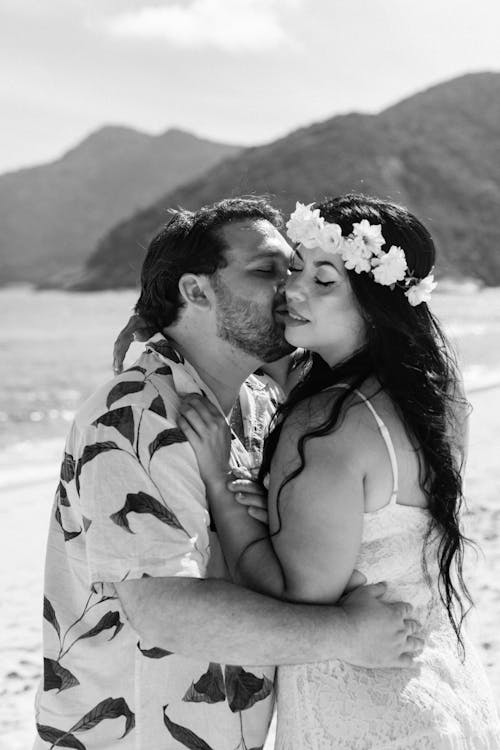 Foto stok gratis berciuman, bersama, hitam & putih