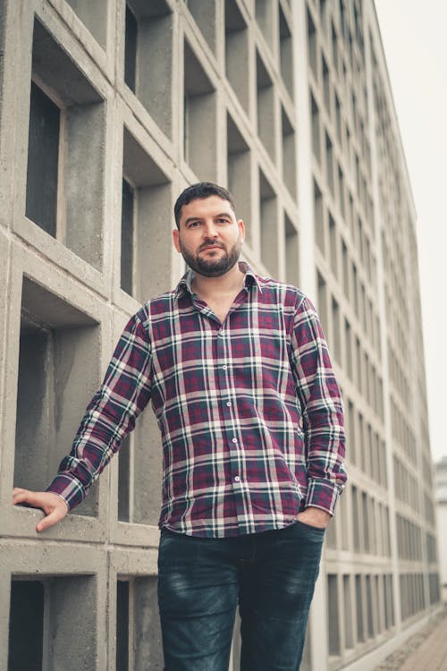 Fotos de stock gratuitas de cabello corto, camisa, de pie