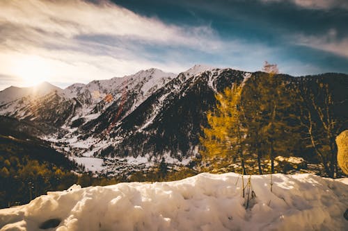 Fotografi Lanskap Pegunungan Yang Tertutup Salju
