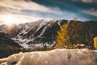 在意大利皮埃蒙特的普拉利，白雪覆盖的山脉呈现出令人叹为观止的冬季日出景色