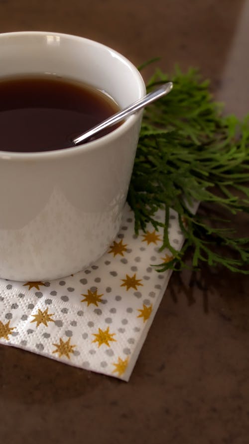 Foto profissional grátis de agulha de conífera, caneca, chá