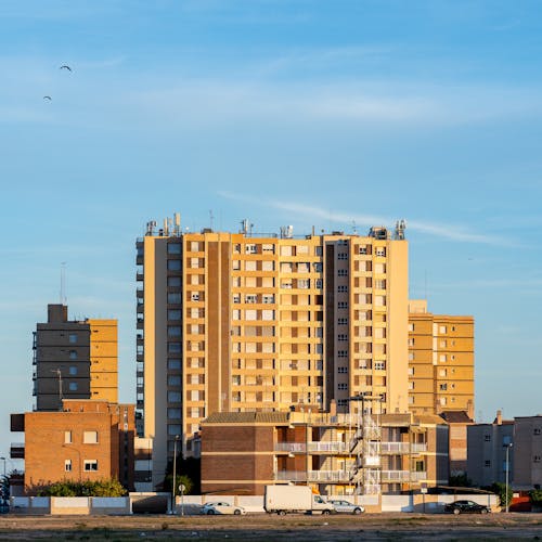 Безкоштовне стокове фото на тему «багатоквартирні будинки, блакитне небо, будівлі»