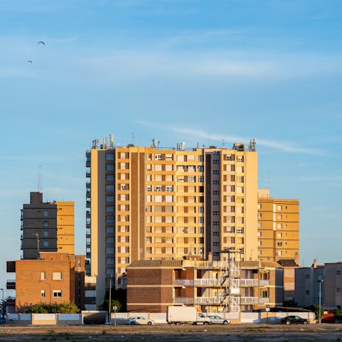 Foto profissional grátis de alojamento, arquitetura contemporânea, blocos de apartamento