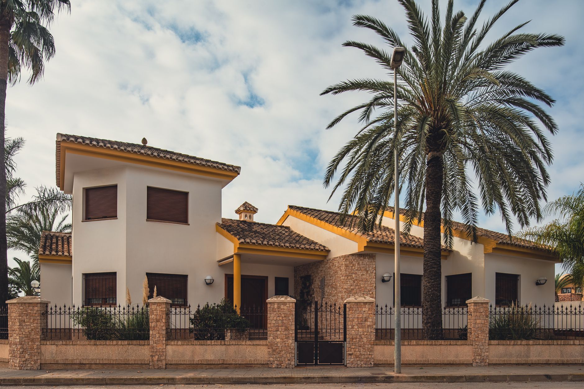 Spaanse villa met tuin, symbool voor onroerend goed in een erfenis in Spanje.