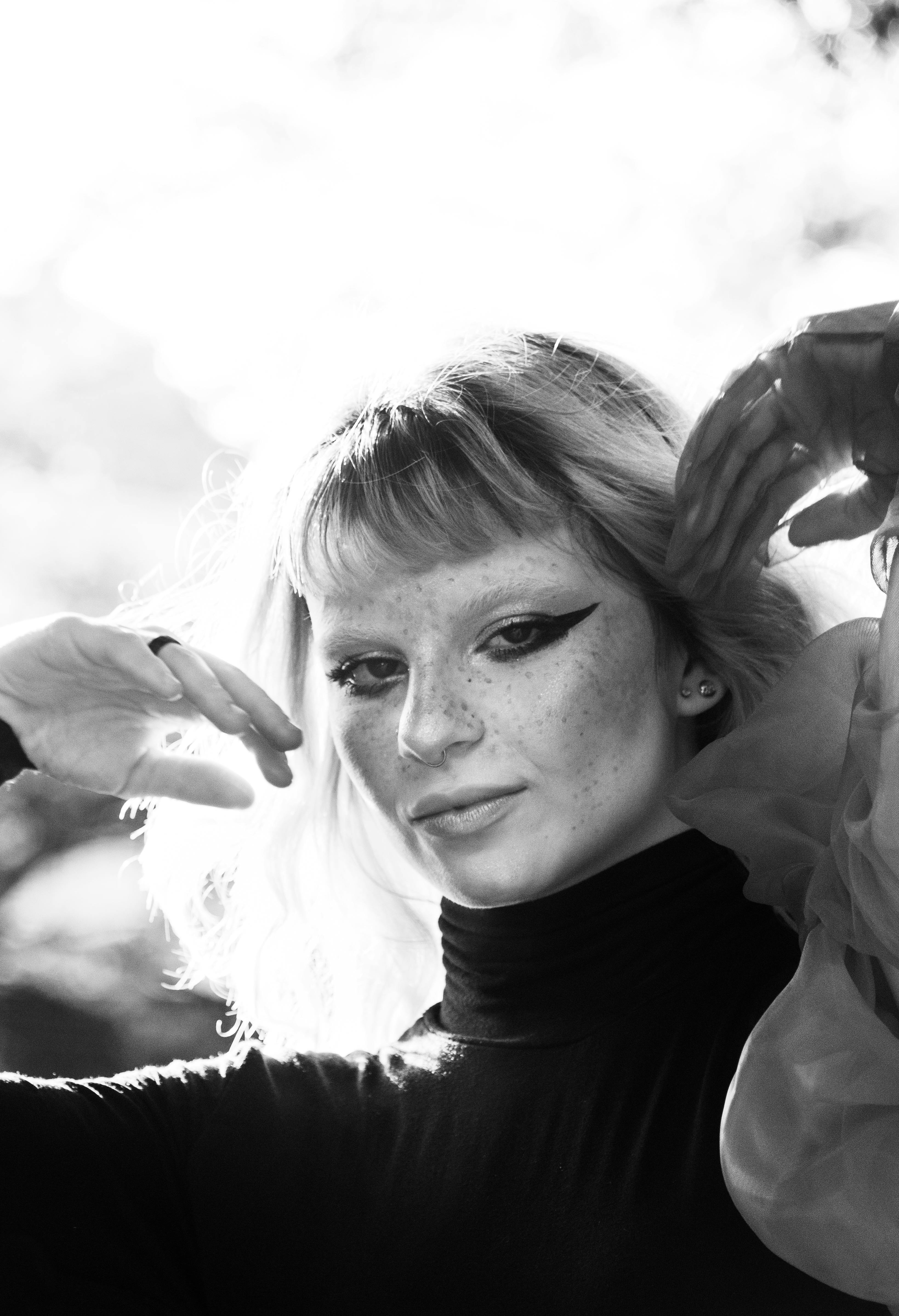 bezplatná Základová fotografie zdarma na téma beauty shot, černobílý, černý rolák Základová fotografie