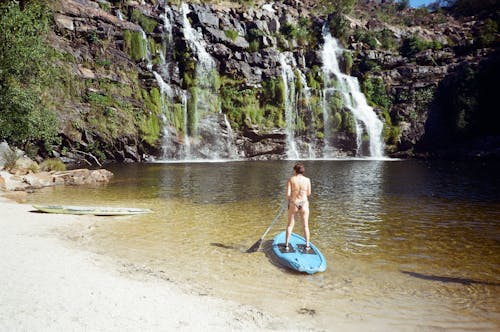 Foto d'estoc gratuïta de aigua que flueix, aventura, bikini