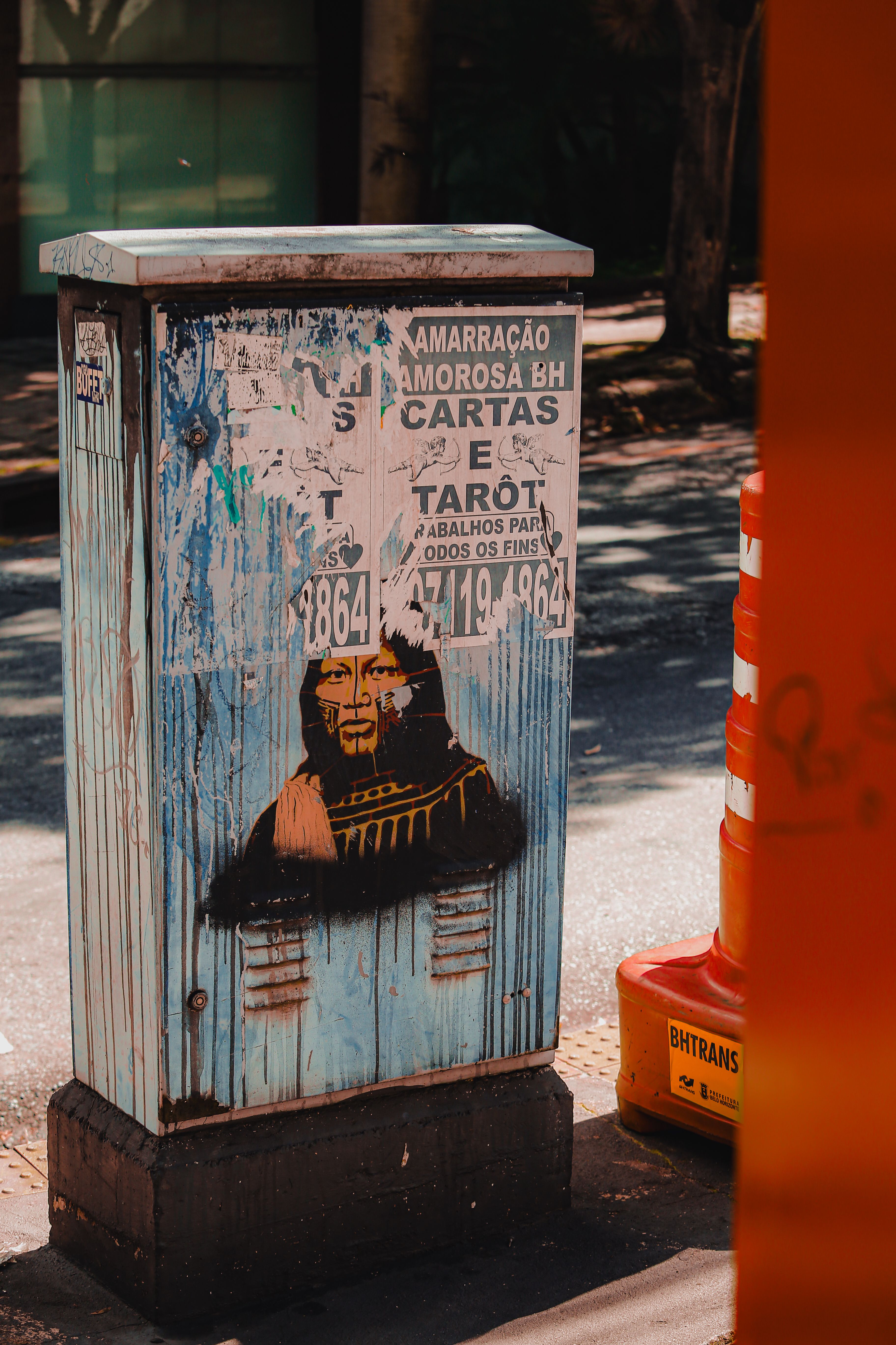 Street art on utility box in Belo Horizonte, Brazil with tarot advertisement.