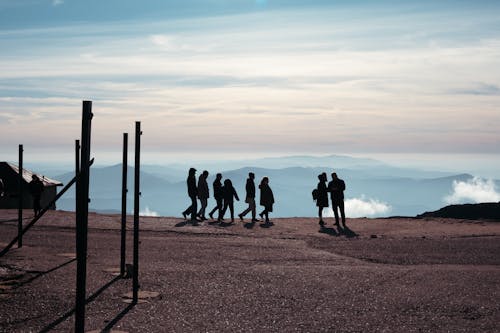 Darmowe zdjęcie z galerii z chodzenie, góry, grupa