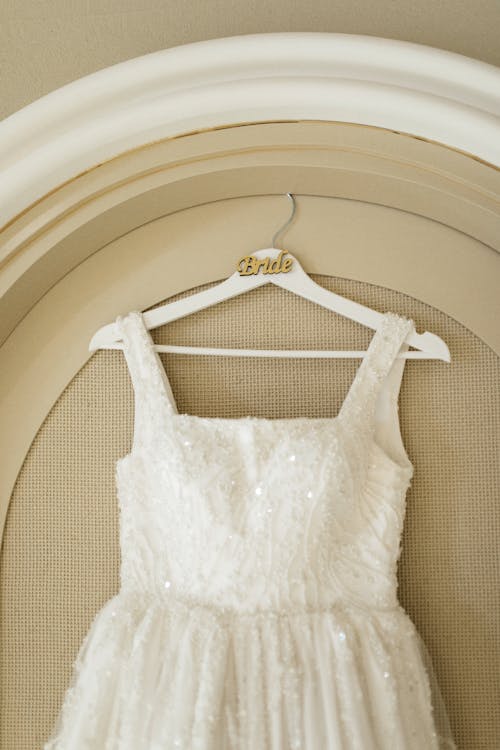 Gratis arkivbilde med beige vegg, brudekjole, elegant