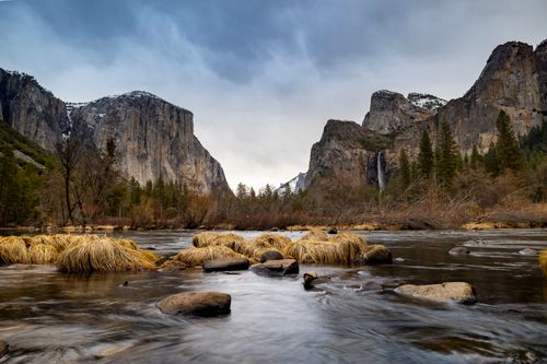 Free Explore Yosemite's stunning river view with towering cliffs in this breathtaking landscape photograph. Stock Photo