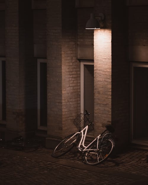 Kostenloses Stock Foto zu architektur, bisiklet, dunkel