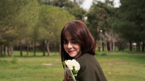 Gratis stockfoto met bloemen, bruin haar, glimlachen