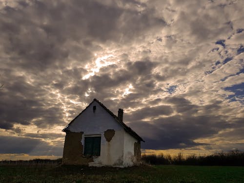 Fotobanka s bezplatnými fotkami na tému dramatická obloha, obloha, starý dom