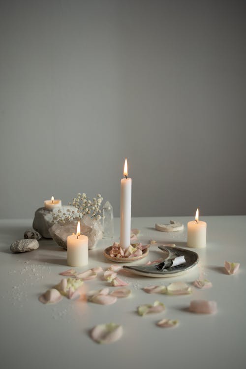 Kostnadsfri bild av blommor, bord, brinnande