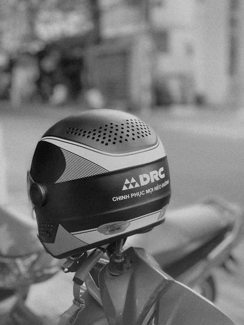 Foto profissional grátis de asfalto, bicicleta, capacete
