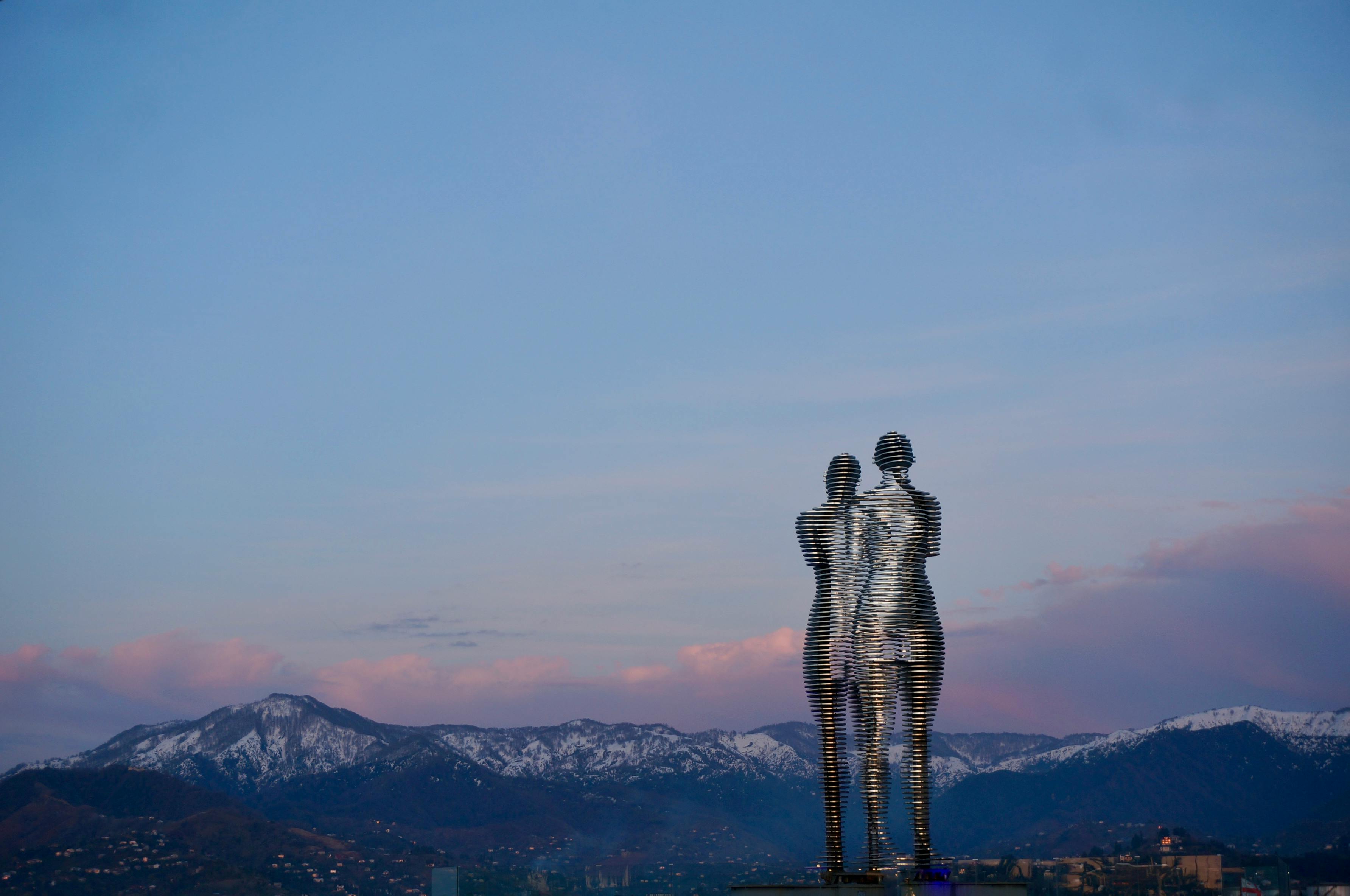 Kissing Man and Woman Statue · Free Stock Photo
