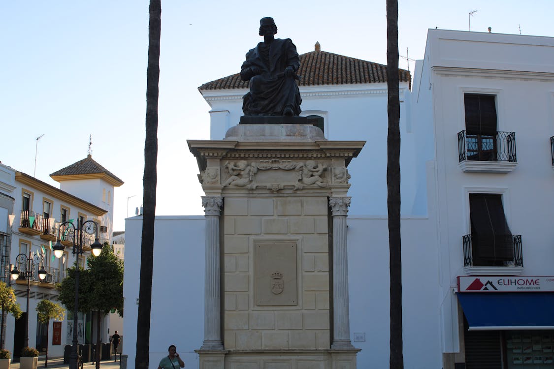 monumento a Elio Antonio de Nebrija en el municipio sevillano de Lebrija - fotografía 1