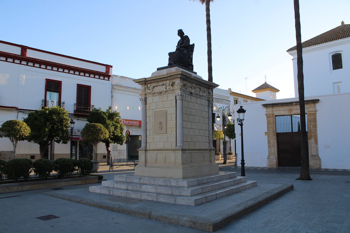 monumento a Elio Antonio de Nebrija en el municipio sevillano de Lebrija - fotografía 2