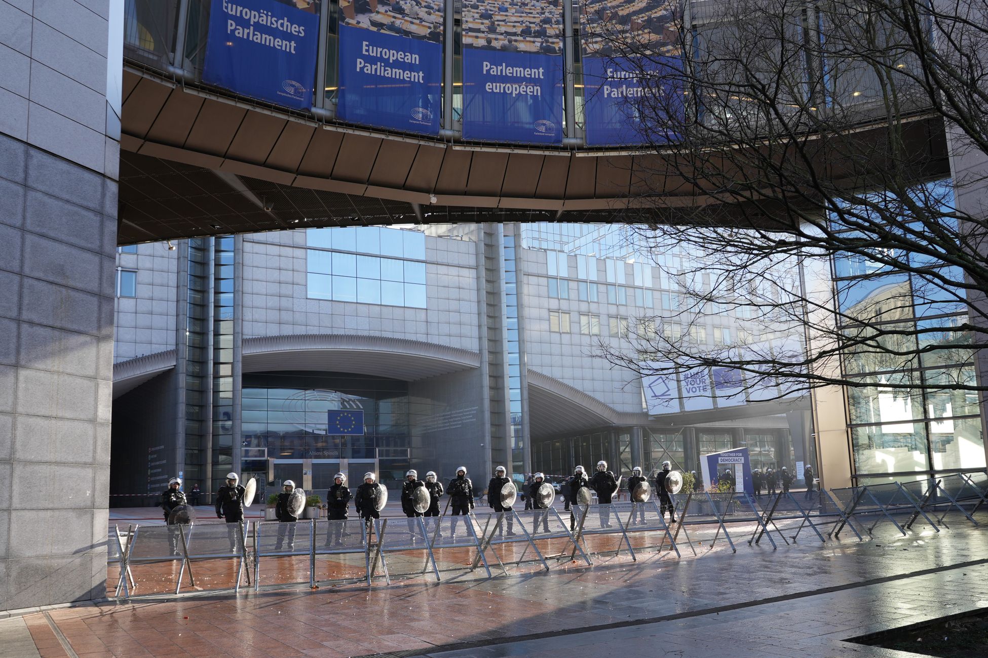 Handjevol demonstranten bij verhoor Van Dissel