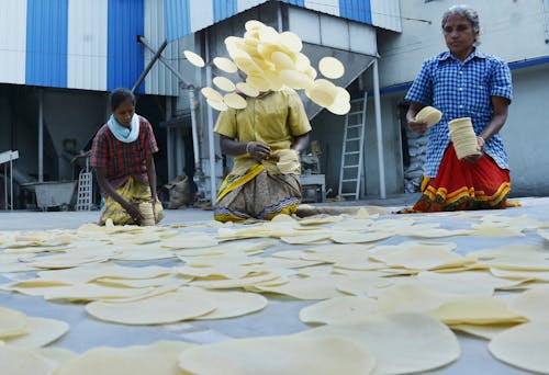 パパドを乾燥させるパパド会社で働く女性たち
