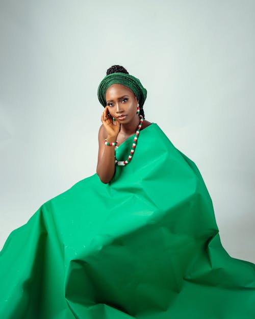 Gratis stockfoto met aantrekkelijk mooi, fotomodel, groene jurk