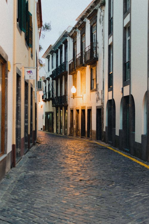 Foto profissional grátis de calçamento, desocupado, edifícios