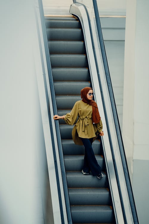 Kostnadsfri bild av byggnad, ensam, hijab