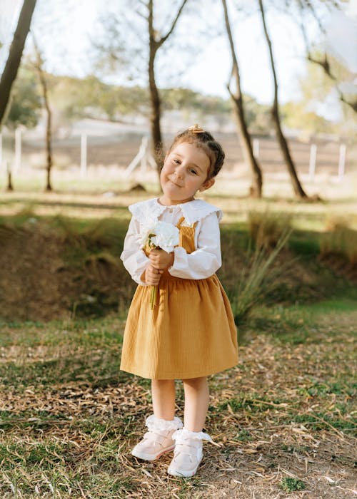 Kostnadsfri bild av barn, flicka, gul klänning