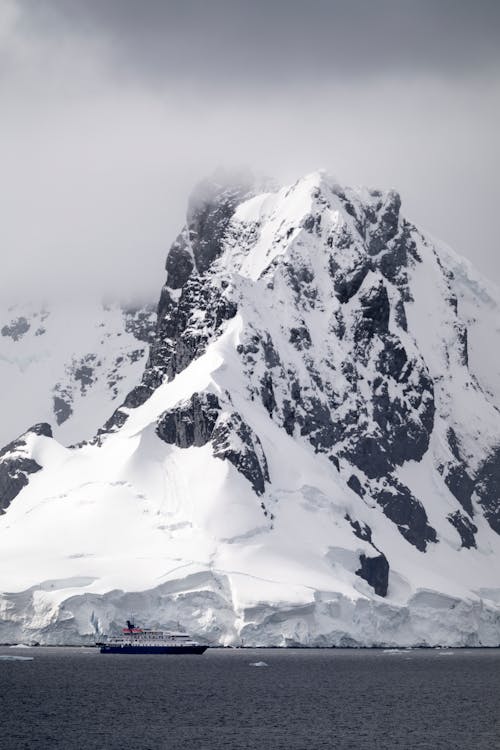 Gratis lagerfoto af bjerg, forkølelse, gråtoneskala