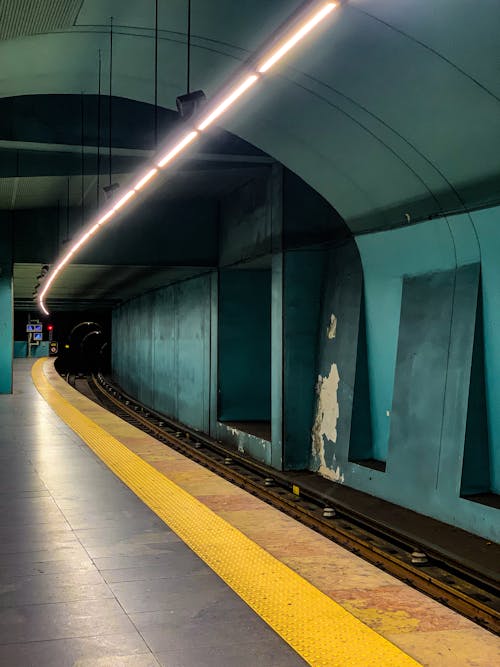 Fotobanka s bezplatnými fotkami na tému metro, nástupište v metre, perspektíva