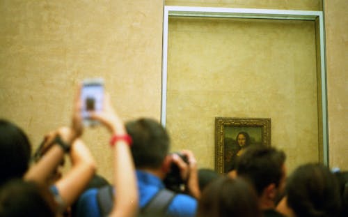 Mona Lisa Resminin Fotoğrafını çeken Bir Grup Kişinin Seçici Odak Fotoğrafı