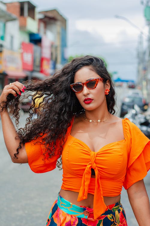 Fotos de stock gratuitas de arreglando el cabello, blusa laranja, ciudad
