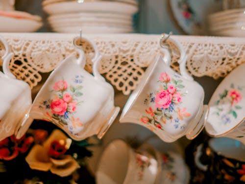 A shelf with tea cups and saucers on it
