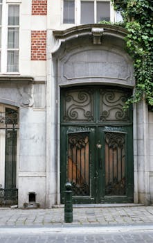 在比利时布鲁塞尔，优雅的历史门口与锻铁的细节相得益彰