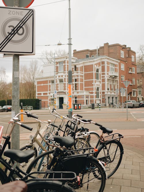 Základová fotografie zdarma na téma Amsterdam, asfalt, jízdní kola