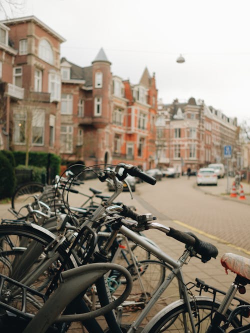 Základová fotografie zdarma na téma Amsterdam, asfalt, jízdní kola